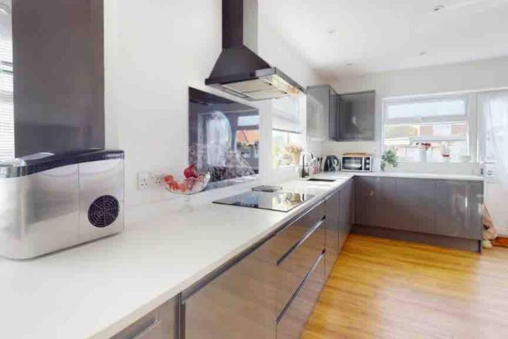 Love Lancing By The Sea With Optional Large Hot Tub Sleeps Up To 8 & Free Parking Villa Exterior photo